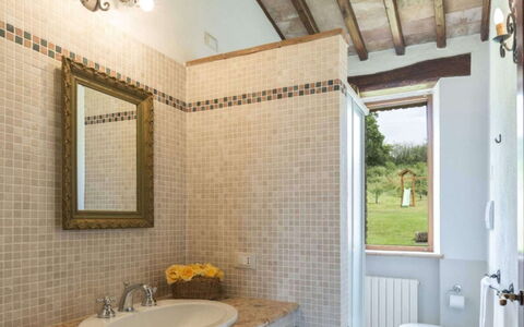 Podere Aurora: Muur, Interieur Ontwerp, Loodgieterswerkinrichting, Flooring, Plafond, Verdieping, Loodgieter, Kraan, Badkamer, Tegel