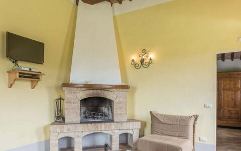 Podere Aurora: Muur, Flooring, Interieur Ontwerp, Verdieping, Meubilair, Haard, Plafond, Kamer, Huis, Woonkamer