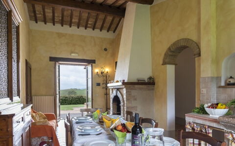 Podere Aurora: Meubilair, Huis, Tafel, Boerderij, Stoel, Keuken En Eettafel, Villa, Stellingen, Kamerplant, Eetkamer