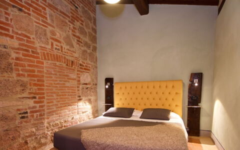 Podere della Bruciata: Muur, Slaapkamer, Meubilair, Interieur Ontwerp, Bed, Flooring, Verdieping, Laken, Plafond, Kamer
