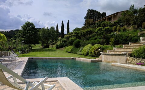 Podere della Bruciata: Zwembad, Tuin, Waterpartij, Landscaping, Flagstone, Backyard, Toevlucht, Evergreen, Werf