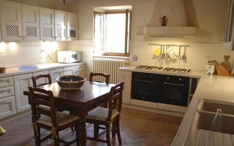 Magnolia e Camelia: Keuken, Meubilair, Toestel Van De Keuken, Flooring, Countertop, Hout, Interieur Ontwerp, Major Appliance, Cabinetry, Verdieping