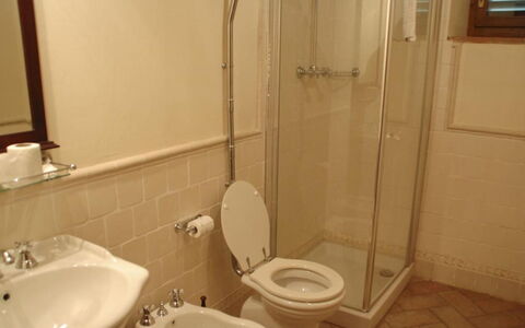 Magnolia e Camelia: Wc Bril, Badkamer, Loodgieterswerkinrichting, Muur, Toilet, Wastafel In De Badkamer, Verdieping, Flooring, Wastafel, Interieur Ontwerp