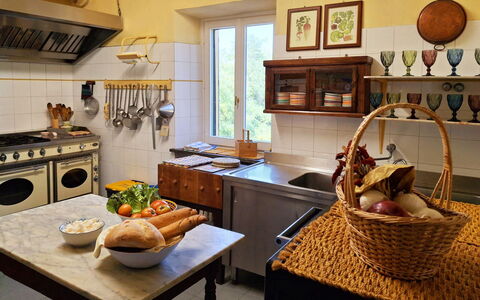 La Palazzina: Meubilair, Keuken, Toestel Van De Keuken, Interieur Ontwerp, Countertop, Hout, Flooring, Cabinetry, Major Appliance, Verlichting