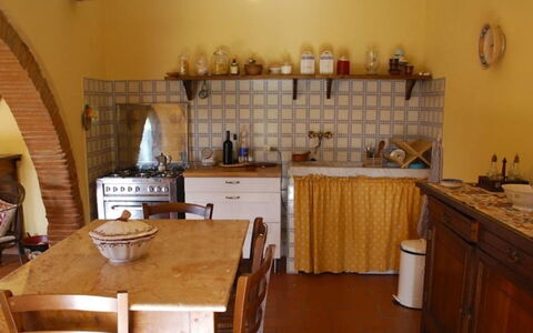 Podere Torre: Meubilair, Interieur Ontwerp, Flooring, Hout, Keuken, Kamer, Verdieping, Cabinetry, Tafel, Verlichting