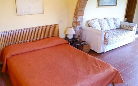 Podere Torre: Meubilair, Slaapkamer, Bed, Interieur Ontwerp, Flooring, Verdieping, Laken, Bedding, Kamer, Bed Frame