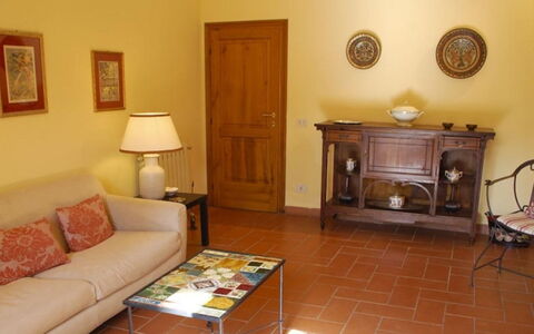 Podere Torre: Meubilair, Flooring, Interieur Ontwerp, Verdieping, Hout, Kamer, Fotolijst, Woonkamer, Verlichting, Bruin