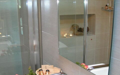 Villa la Tabaccaia: Badkamer, Loodgieterswerkinrichting, Interieur Ontwerp, Flooring, Loodgieter, Verdieping, Tegel, Glas, Kamer, Deur Van De Douche