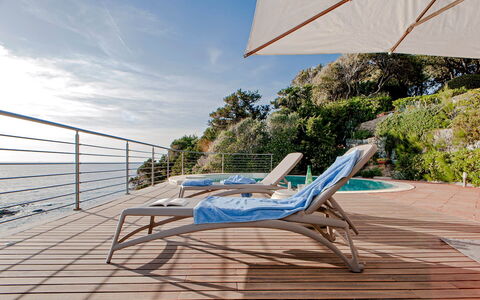 Villa Baia al Mare: Blauw, Water, Buitenmeubels, Meubilair, Stoel, Paraplu, Toevlucht, Ligstoel, Schaduw, Eco Hotel