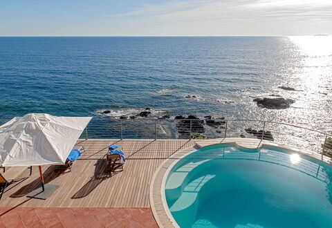 Villa Baia al Mare: Blauw, Water, Zwemwater, Zwembad, Zee, Buitenmeubels, Kust En Oceanic Landvormen, Toevlucht, Kust, Oceaan