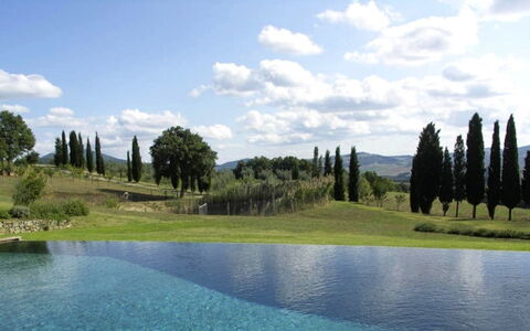 Vallocchie: Landscaping, Zwembad, Evergreen, Reflectie, Pine Family