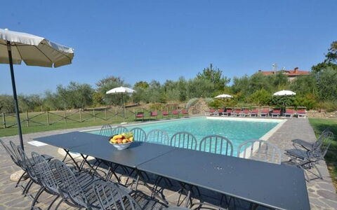 Villa Il Poggio: Meubilair, Buitenmeubels, Tafel, Stoel, Buitentafel, Gazon, Landscaping, Werf, Zwembad, Toevlucht