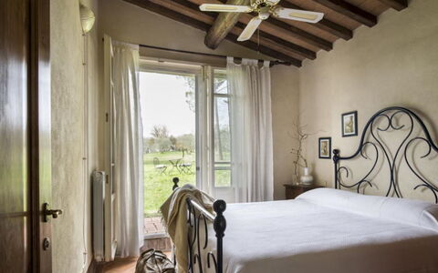 Villa Il Poggio: Meubilair, Interieur Ontwerp, Slaapkamer, Bed, Flooring, Verdieping, Bed Frame, Verlichting, Bedding, Laken