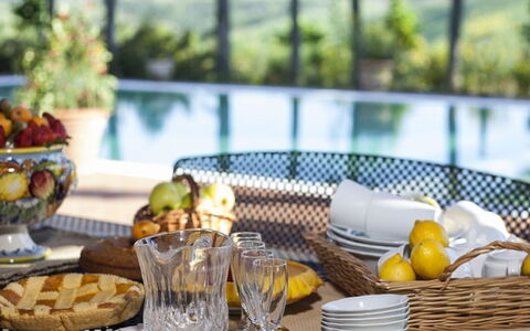 Villa Santa Virginia: Tableware, Meubilair, Serveware, Tafel, Voedsel, Drinkware, Dishware, Fruit, Tafelkleed, Stoel