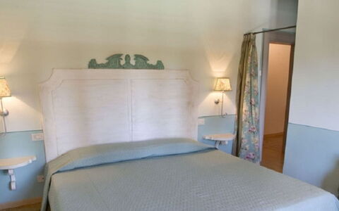 Villa Santa Virginia: Meubilair, Slaapkamer, Laken, Linens, Verdieping, Bedding, Interieur Ontwerp, Flooring, Bed, Bed Frame