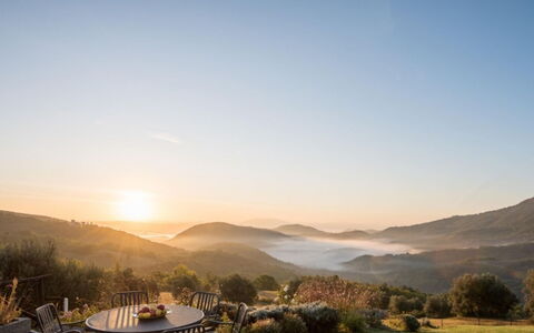 Villa Torre: Bergachtig Landvormen, Berg, Heuvel, Natuurlijk Landschap, Landschap, Hoogland, Horizon, Ecoregio, Bergketen, Heuvel Station