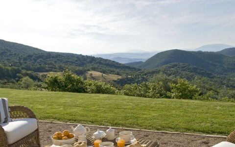 Villa Torre: Bergachtig Landvormen, Gras, Heuvel, Berg, Natuurlijk Landschap, Hoogland, Landschap, Grasland, Bergketen, Heuvel Station