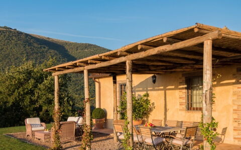 Villa Torre: Meubilair, Hout, Buitenmeubels, Veranda, Stoel, Verblijf, Deur, Buitentafel, Patio, Schaduw