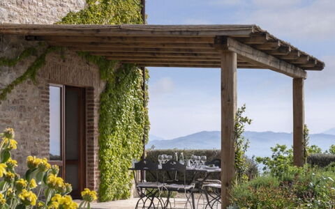 Villa Santa: Struik, Buitenmeubels, Land Lot, Tuin, Bloempot, Balkon, Schaduw, Landscaping, Buitentafel