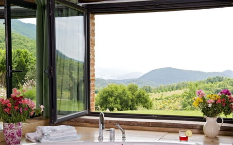 Villa Sibilla: Bloempot, Eco Hotel, Glas, Kamerplant, Stoel, Schaduw, Patio, Balkon