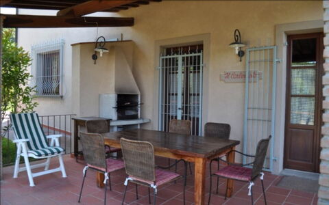 Podere della Madonna Villa: Meubilair, Stoel, Tafel, Flooring, Keuken En Eettafel, Buitenmeubels, Verdieping, Interieur Ontwerp, Buitentafel, Veranda