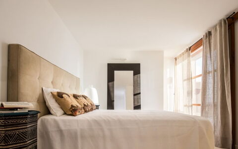 Villa Cala Moresca: Bed, Meubilair, Interieur Ontwerp, Bedding, Slaapkamer, Verdieping, Muur, Flooring, Laken, Kamer