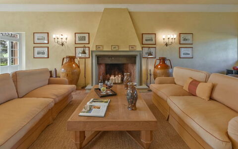 Villa Moscato: Meubilair, Interieur Ontwerp, Bankstel, Flooring, Muur, Verdieping, Kamer, Hout, Plafond, Woonkamer