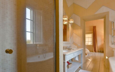 Villa Moscato: Interieur Ontwerp, Muur, Flooring, Verdieping, Plafond, Badkamer, Loodgieterswerkinrichting, Verlichting, Kamer, Bad