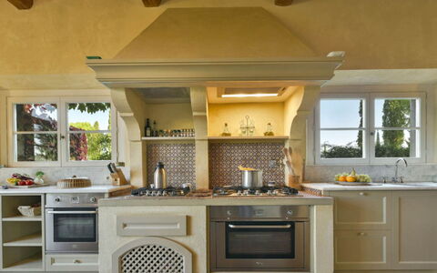 Villa Moscato: Keuken, Interieur Ontwerp, Toestel Van De Keuken, Meubilair, Major Appliance, Fornuis, Countertop, Flooring, Cabinetry, Huis