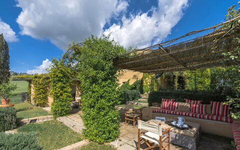 Villa Il Serraglio: Tuin, Struik, Land Lot, Plantengemeenschap, Landscaping, Groundcover, Werf, Backyard, Landgoed