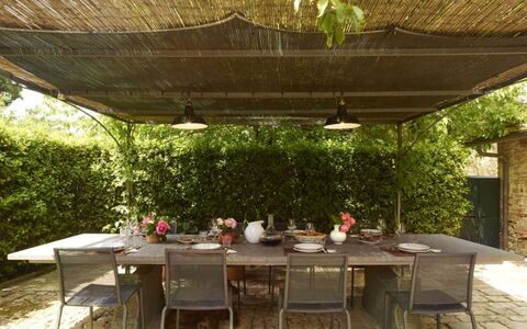 Villa del Riccio: Meubilair, Tafel, Buitenmeubels, Stoel, Buitentafel, Keuken En Eettafel, Schaduw, Backyard, Tuin, Outdoor Structuur