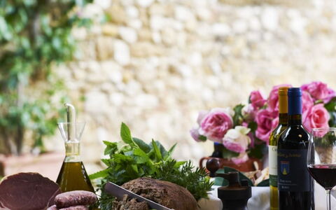 Villa del Riccio: Tableware, Voedsel, Drinkware, Bloempot, Fles, Wijn, Serveware, Produceren, Kamerplant