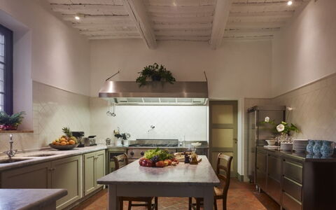 Villa del Riccio: Keuken, Interieur Ontwerp, Flooring, Meubilair, Countertop, Plafond, Cabinetry, Verlichting, Verdieping, Toestel Van De Keuken