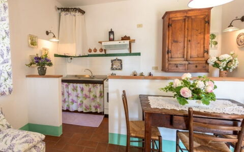 Podere del Mezzadro: Meubilair, Interieur Ontwerp, Flooring, Hout, Kamer, Verdieping, Verlichting, Plafond, Tafel, Keuken