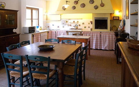 Casale Gioiello: Meubilair, Interieur Ontwerp, Flooring, Hout, Tafel, Kamer, Keuken En Eettafel, Stoel, Keuken, Plafond