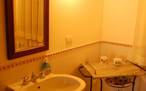 Casale Gioiello: Wastafel In De Badkamer, Muur, Loodgieterswerkinrichting, Interieur Ontwerp, Wastafel, Verdieping, Kraan, Badkamer, Flooring, Loodgieter