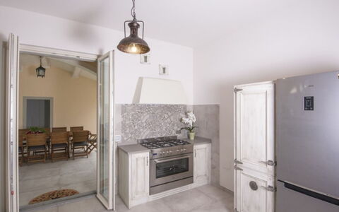 Villa Sara: Flooring, Verdieping, Interieur Ontwerp, Plafond, Keuken, Meubilair, Huishoudapparatuur, Verlichting, Major Appliance, Countertop