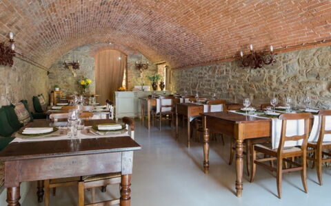 Villa Bel Monte: Meubilair, Tafel, Interieur Ontwerp, Stoel, Keuken En Eettafel, Tableware, Restaurant, Plafond, Eetkamer, Dishware