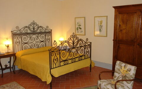 Villa Bel Monte: Meubilair, Bed, Slaapkamer, Interieur Ontwerp, Bedding, Flooring, Laken, Verdieping, Kamer, Bed Frame