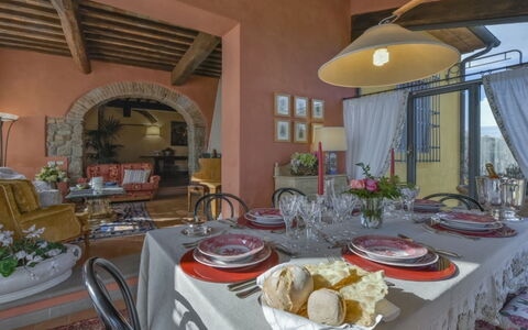 Villa Lucente: Meubilair, Interieur Ontwerp, Muur, Stoel, Tafel, Eetkamer, Keuken En Eettafel, Flooring, Kamer, Verlichting
