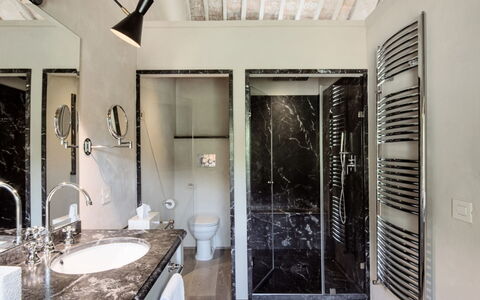 Villa Piuma: Interieur Ontwerp, Flooring, Verdieping, Loodgieterswerkinrichting, Plafond, Badkamer, Loodgieter, Appartement