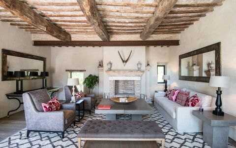 Villa Piuma: Meubilair, Flooring, Interieur Ontwerp, Bankstel, Verdieping, Woonkamer, Hout, Tafel, Plafond, Huis