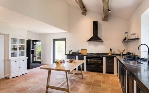 Villa Ugo: Keuken, Meubilair, Countertop, Flooring, Interieur Ontwerp, Toestel Van De Keuken, Hout, Cabinetry, Fornuis, Verdieping