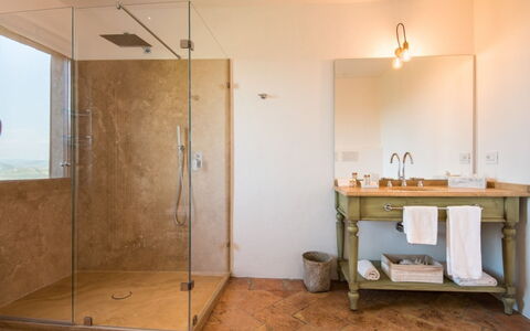 Villa Ugo: Muur, Loodgieterswerkinrichting, Flooring, Badkamer, Interieur Ontwerp, Verdieping, Loodgieter, Plafond, Kraan, Douche
