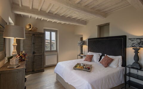 Villa Ugo: Meubilair, Bed, Slaapkamer, Interieur Ontwerp, Bedding, Laken, Linens, Kamer, Kussen Gooien, Hoofdkussen