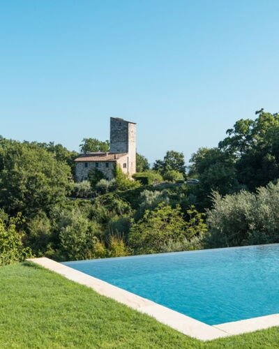 Villa Ugo: Zwembad, Struik, Land Lot, Tuin, Landscaping, Gazon, Landgoed, Waterpartij, Schaduw, Werf