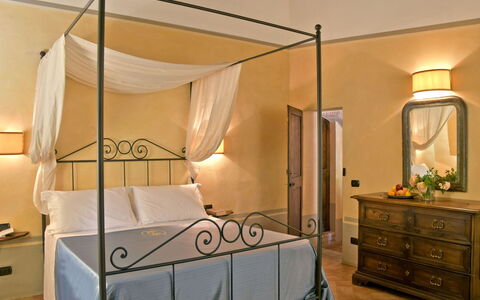 Villa Asia: Meubilair, Interieur Ontwerp, Bed, Muur, Slaapkamer, Verdieping, Flooring, Plafond, Kamer, Bedding