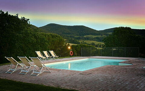 Villa Asia: Bergachtig Landvormen, Heuvel, Landschap, Zwembad, Heuvel Station, Bergketen, Eco Hotel, Landscaping, Vallei, Avond