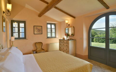 Villa Ginevra: Muur, Slaapkamer, Meubilair, Bed, Huis, Interieur Ontwerp, Bed Frame, Huis, Bedding, Laken