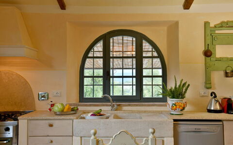 Villa Ginevra: Interieur Ontwerp, Meubilair, Hout, Keuken, Flooring, Huis, Verlichting, Countertop, Cabinetry, Kamer